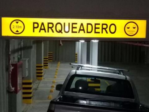 parqueadero letrero carro
